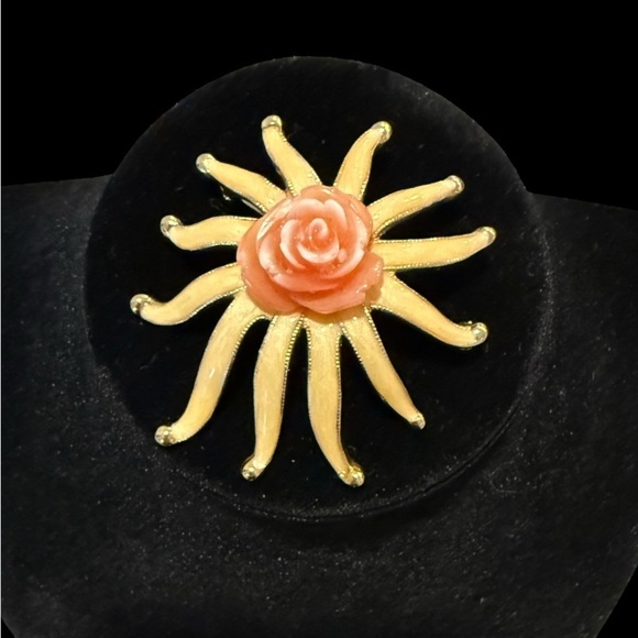 Brooch Golden color with coral color rosemin the middle - Picture 1 of 2